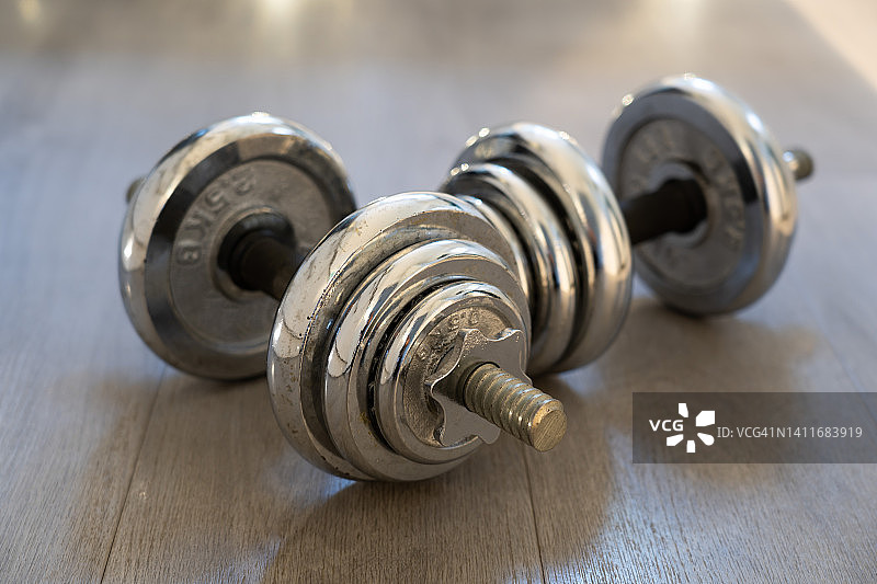 地板上的金属哑铃图片素材