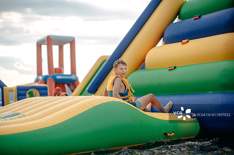 孩子在水上乐园玩耍图片素材