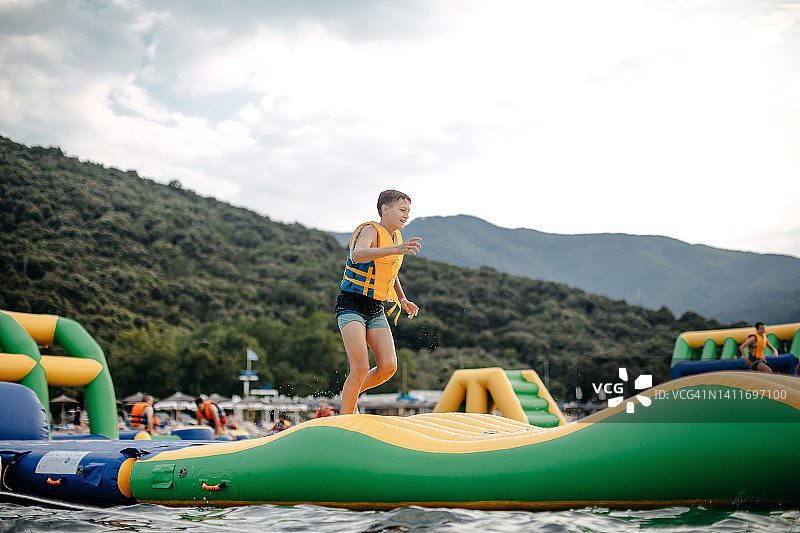 孩子在水上乐园玩耍图片素材