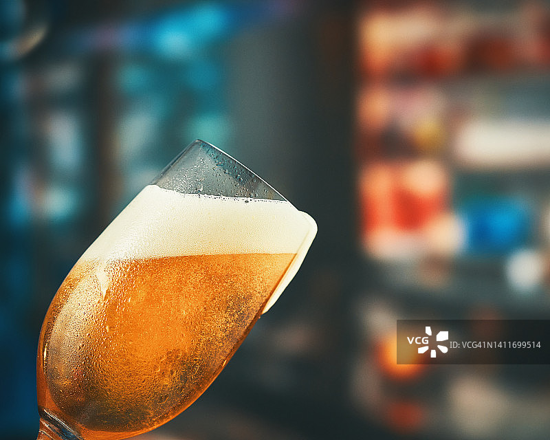 一杯新鲜的啤酒图片素材