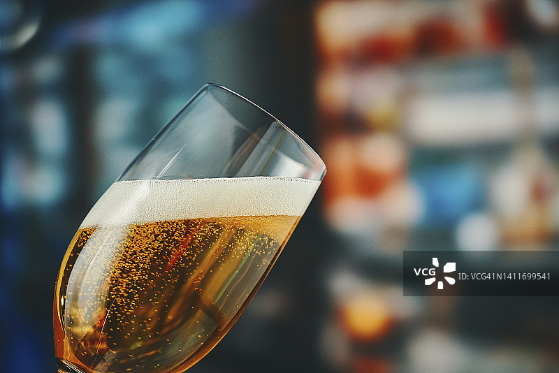 往玻璃杯中倒啤酒图片素材