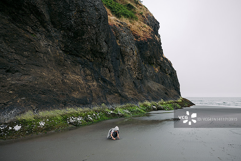儿童探索岩石海岸线海滩图片素材