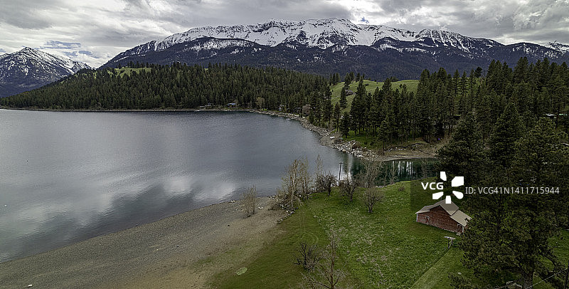 俄勒冈州瓦洛瓦湖岸边的红色谷仓鸟瞰图图片素材