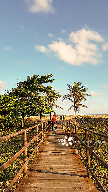 巴西东北部阿拉卡茹海岸的骑行者图片素材
