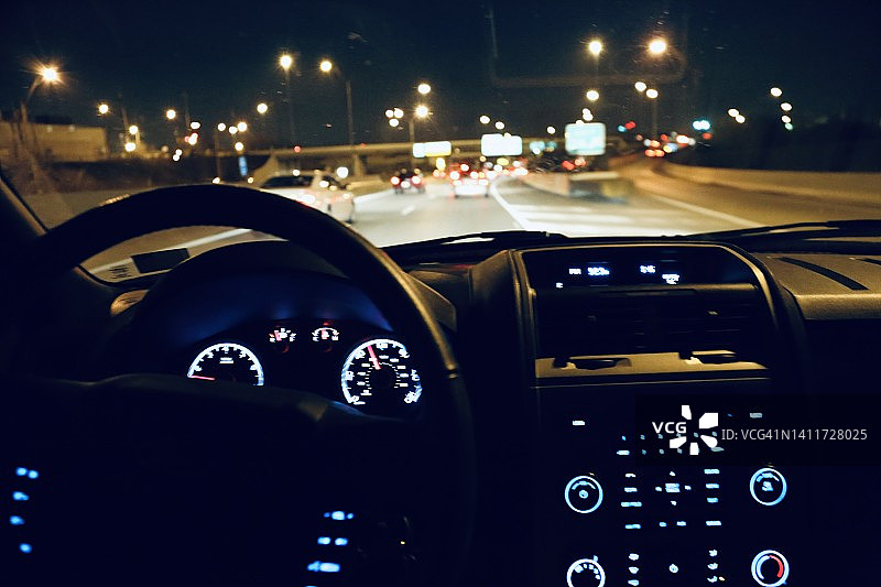 夜间网约车驾驶图片素材