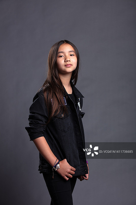 演播室人像：摆酷的亚洲少女图片素材