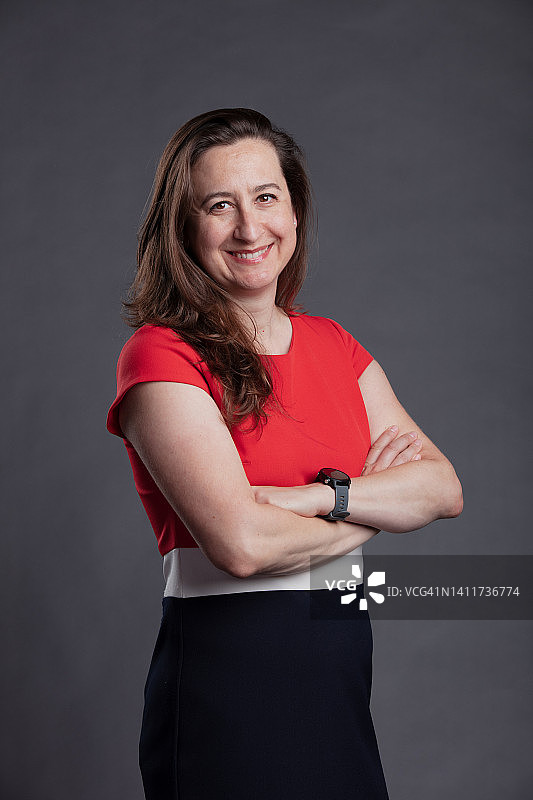 容光焕发的中年白人女性摆出强大姿势的棚拍肖像图片素材