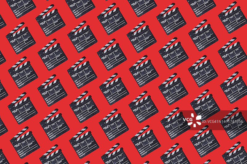 红色背景上的木制旧电影场记板图案，电影产业概念图片素材