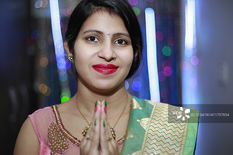 站在发光背景前的年轻印度女子特写图片素材
