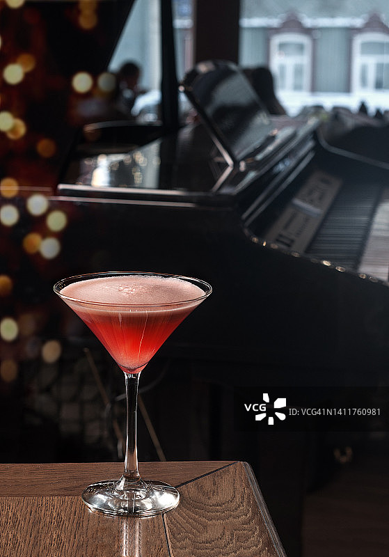 餐厅内的法式马提尼鸡尾酒图片素材