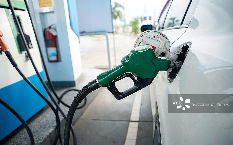 运输和工业概念：汽车加油图片素材