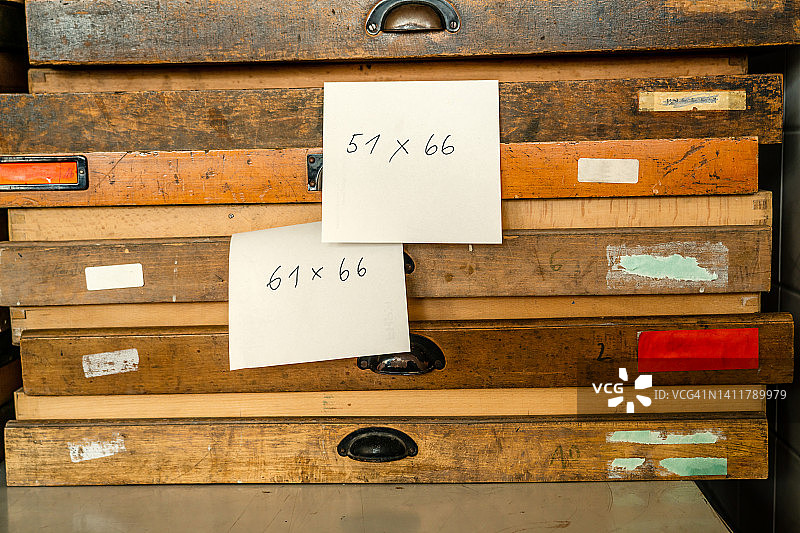 复古活字印刷木箱抽屉图片素材