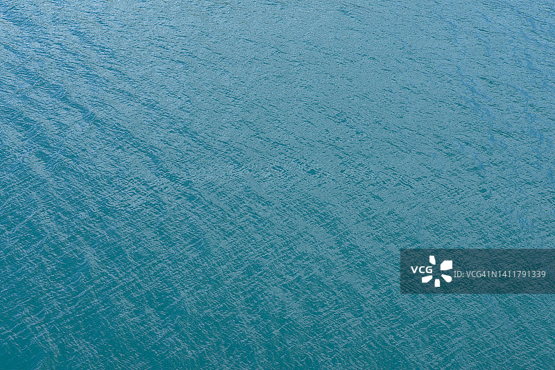 夏洛特皇后湾水域的高角度视图，新西兰图片素材