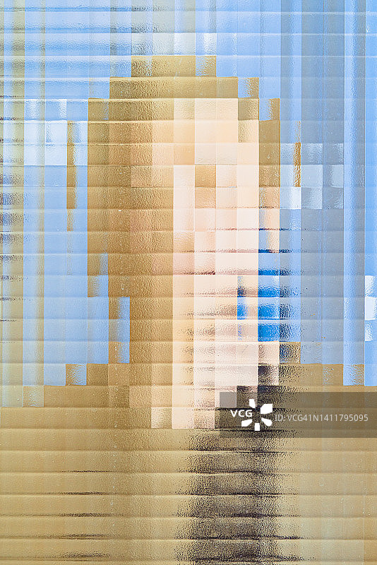 像素化玻璃后的面部图片素材