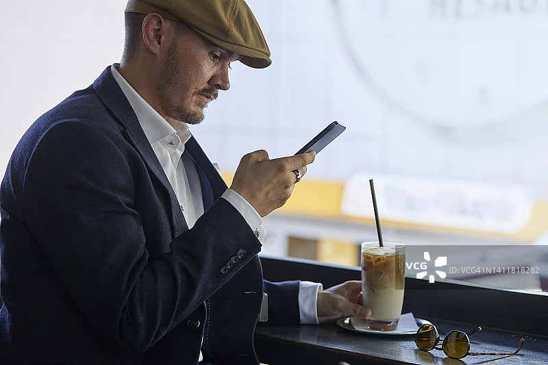 咖啡馆里的商人图片素材