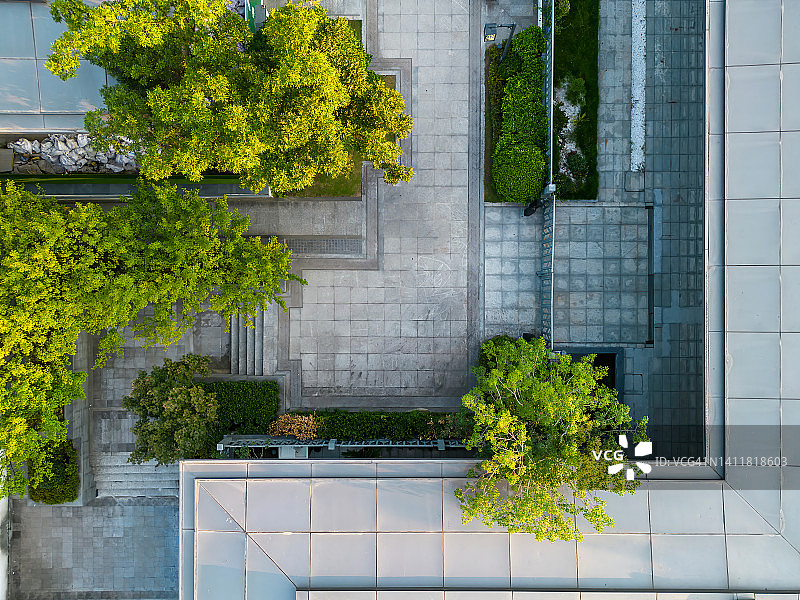 无人机视角下的现代建筑庭院树木图片素材