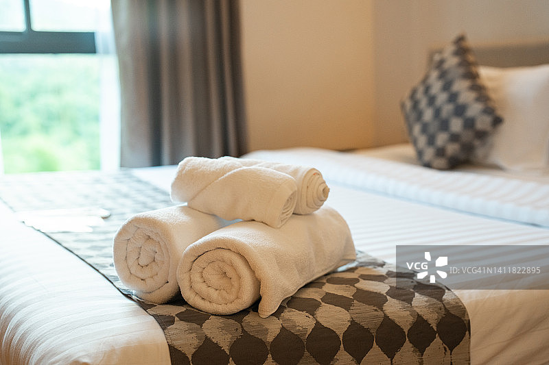 卧室床上放着的毛巾图片素材