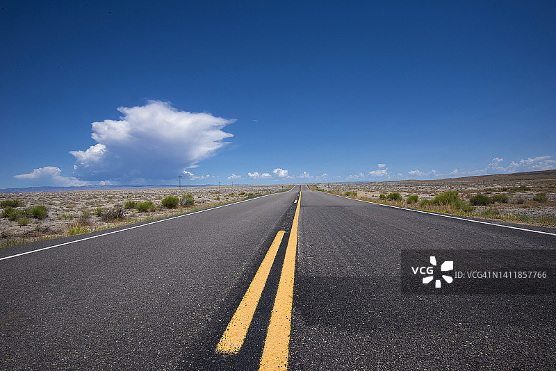 犹他州沙漠中的一条长直路图片素材