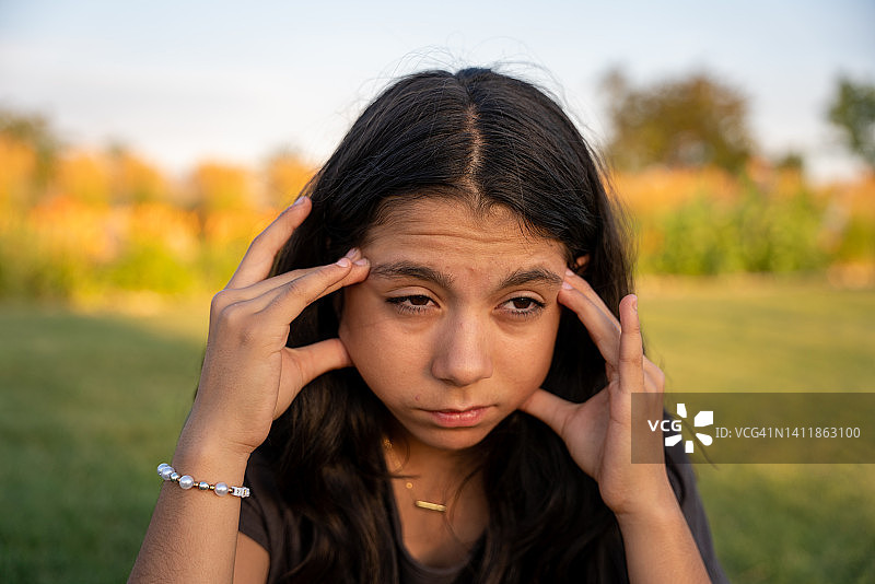 头痛的少女图片素材