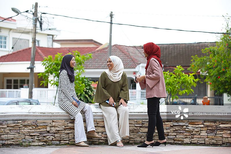 年轻女性在社区公园会面图片素材