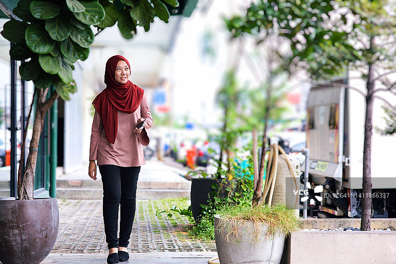 女孩探索吉隆坡郊区图片素材