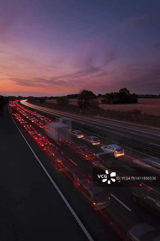 夜晚M25高速公路上的缓慢移动的交通，伦敦，英格兰，英国，欧洲图片素材