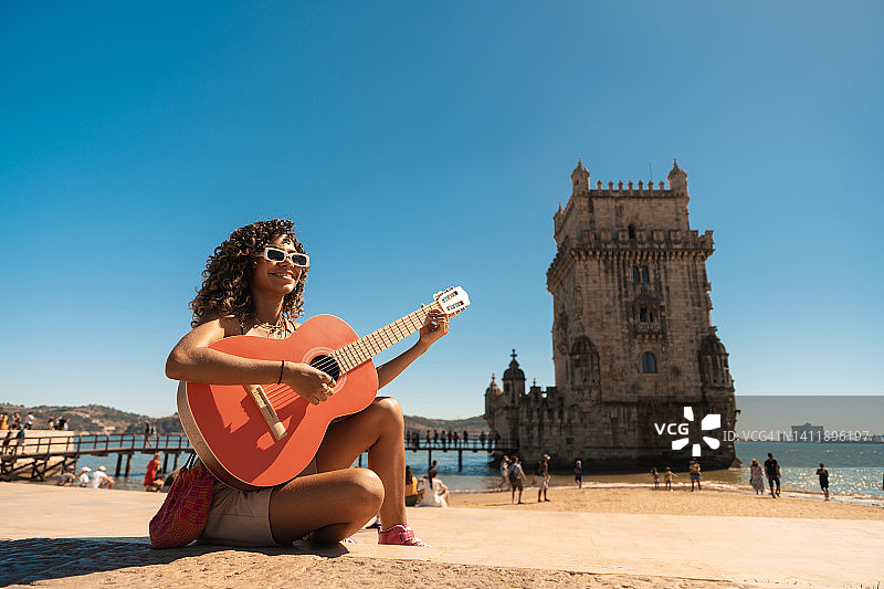 游客在葡萄牙弹吉他图片素材
