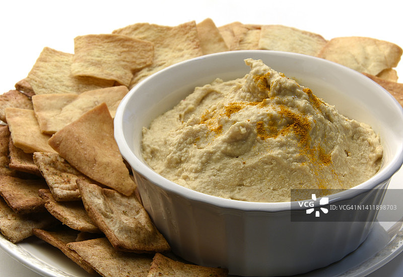 鹰嘴豆泥蘸酱和皮塔薯片图片素材