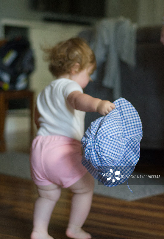 戴太阳帽的快乐幼儿图片素材