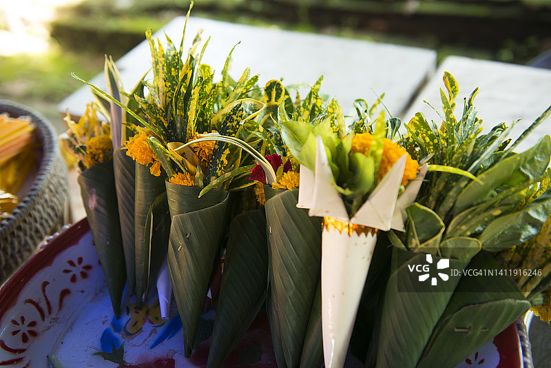 用香蕉叶包裹的佛教鲜花供品图片素材