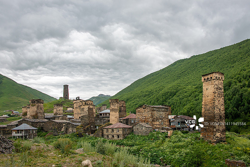 格鲁吉亚斯瓦涅季乌什古里的乡村建筑和山丘图片素材