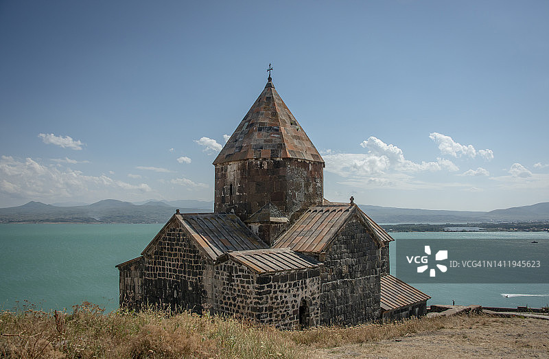 塞凡湖畔古老的塞凡纳旺克修道院美景，亚美尼亚地标图片素材