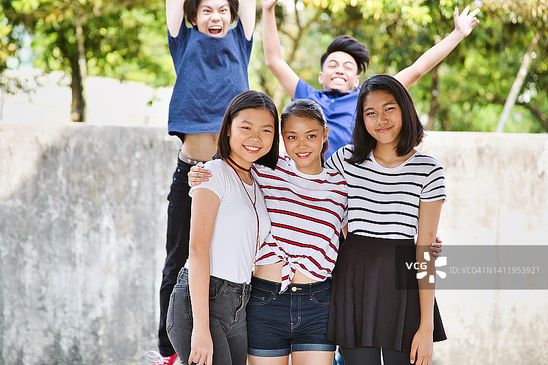 古灵精怪的年轻人图片素材