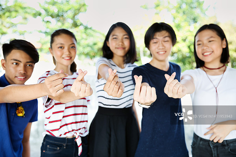 青年运动：和平与爱图片素材