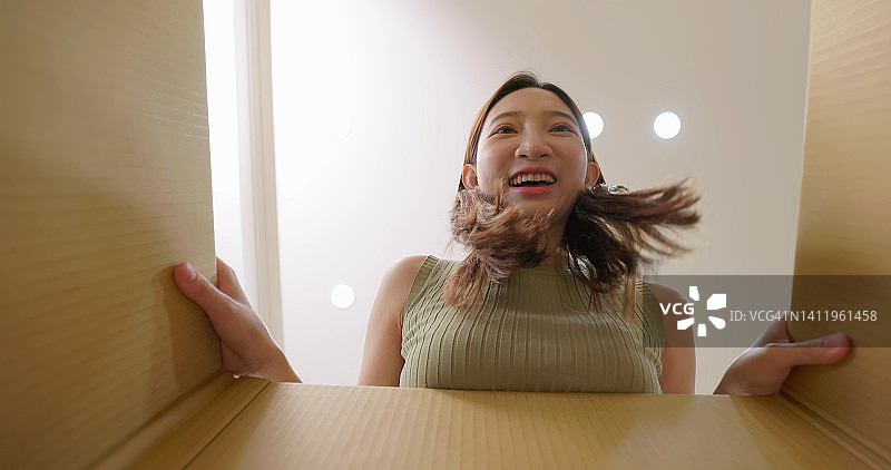 女人打开快递箱图片素材