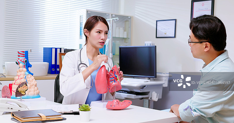 医生解释肺部模型图片素材