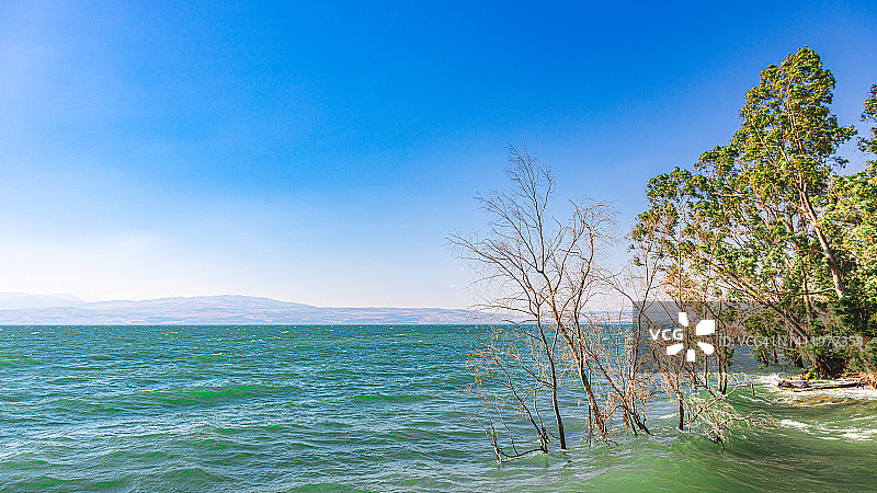 加利利海又名太巴列湖，蓝天背景图片素材