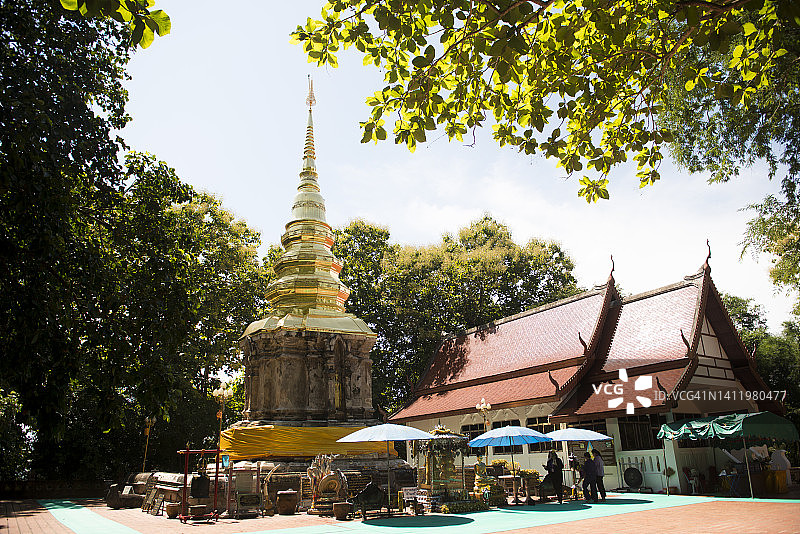 泰国清盛Wat Phra That Chom Kitti金色主塔图片素材