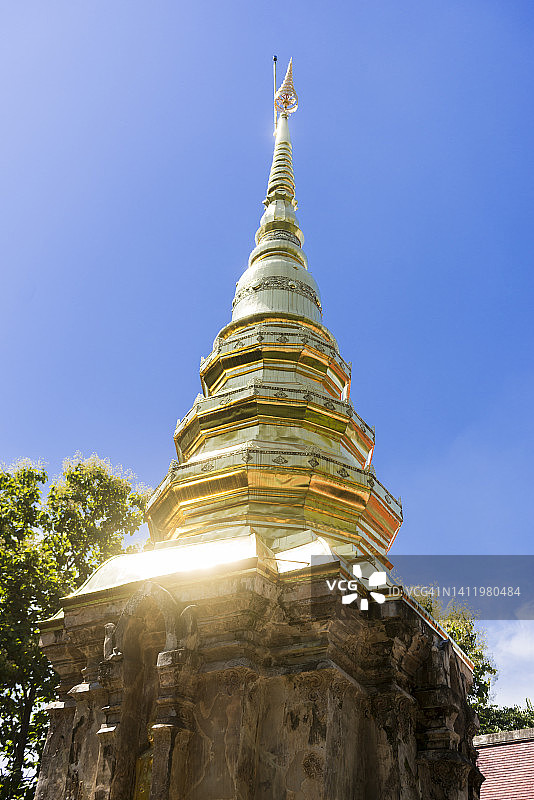 泰国清盛Wat Phra That Chom Kitti金色主塔图片素材