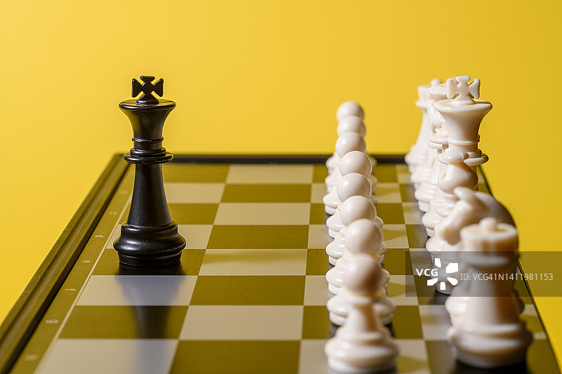 黑色棋王独自面对整个白色棋子军图片素材