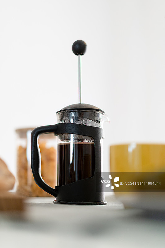 准备上桌的法式咖啡壶竖版照片图片素材