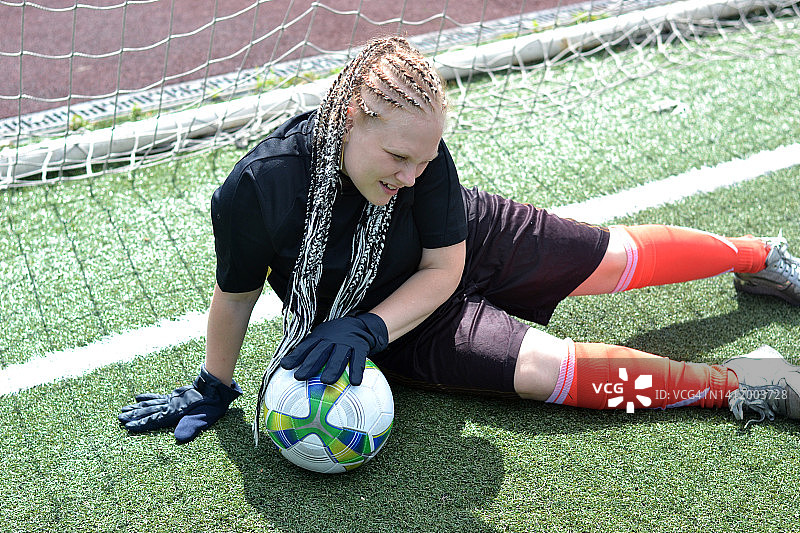 女子守门员接住足球图片素材