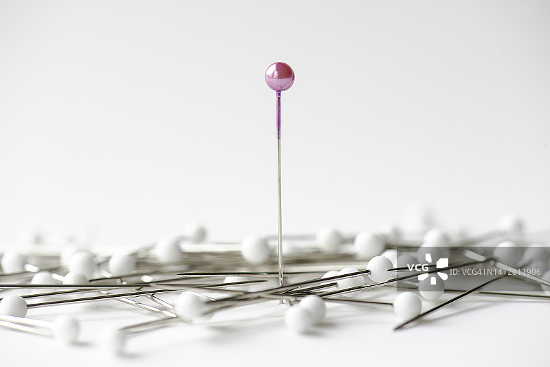 脱颖而出的蓝色针图片素材