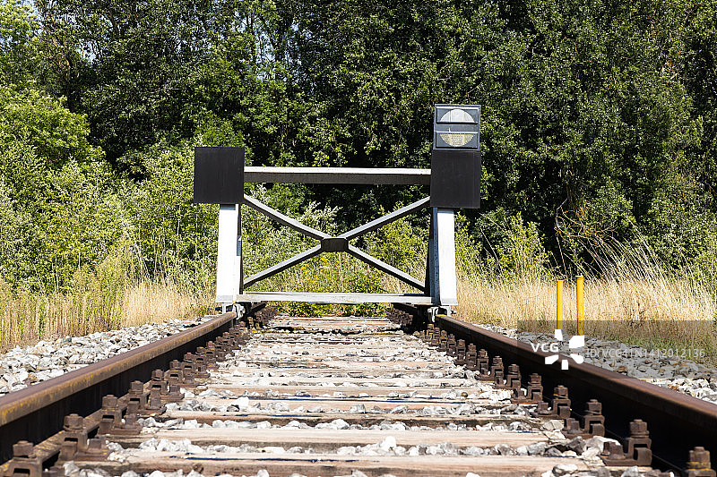 在铁路轨道上的缓冲站图片素材
