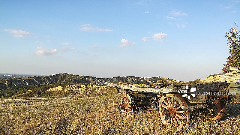 山丘上的废弃手推车图片素材