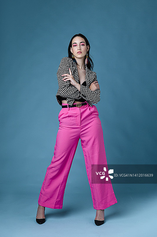 时尚的年轻女性图片素材