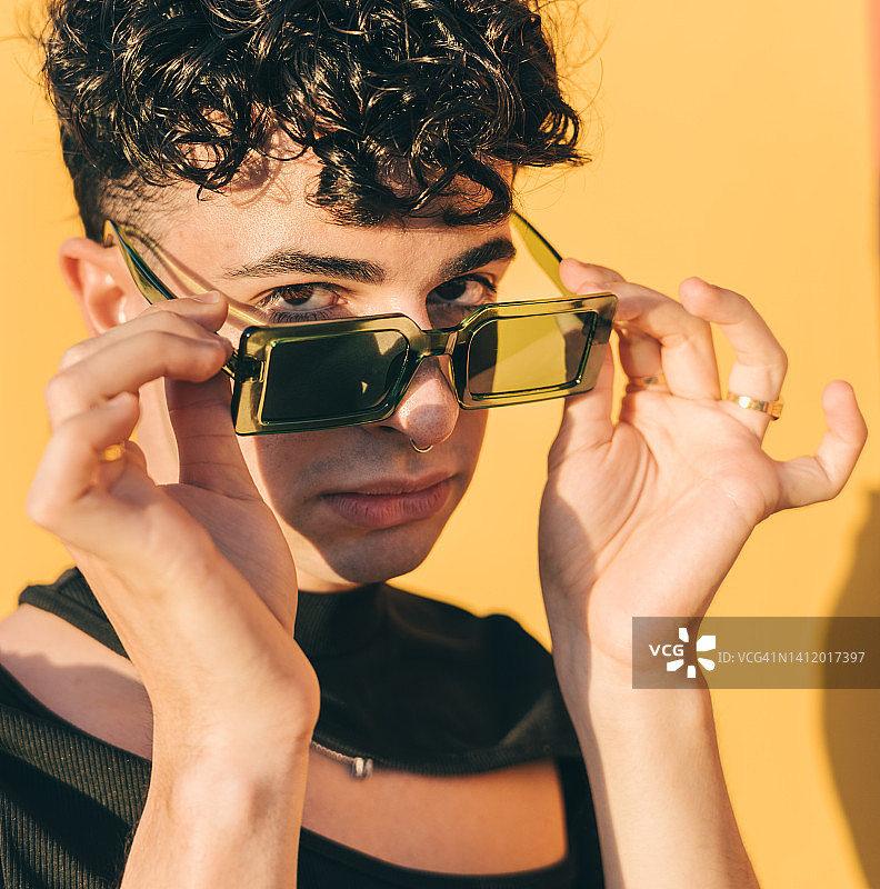 摘下太阳镜的严肃年轻男子肖像图片素材