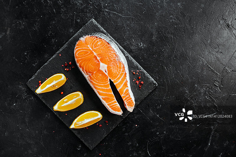 生鲑鱼排与蔬菜图片素材