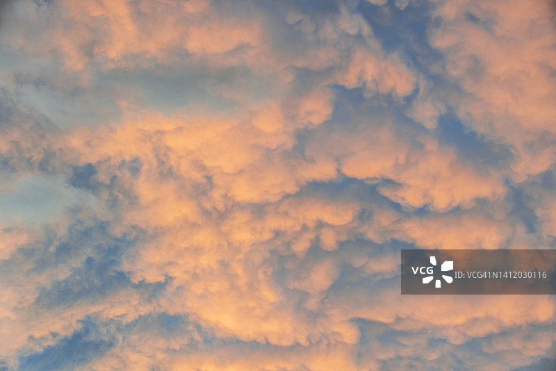 日落时分的雄伟的乳状云图片素材