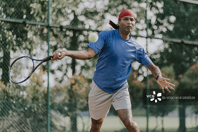 准备击球的印度裔亚洲男子网球运动员图片素材